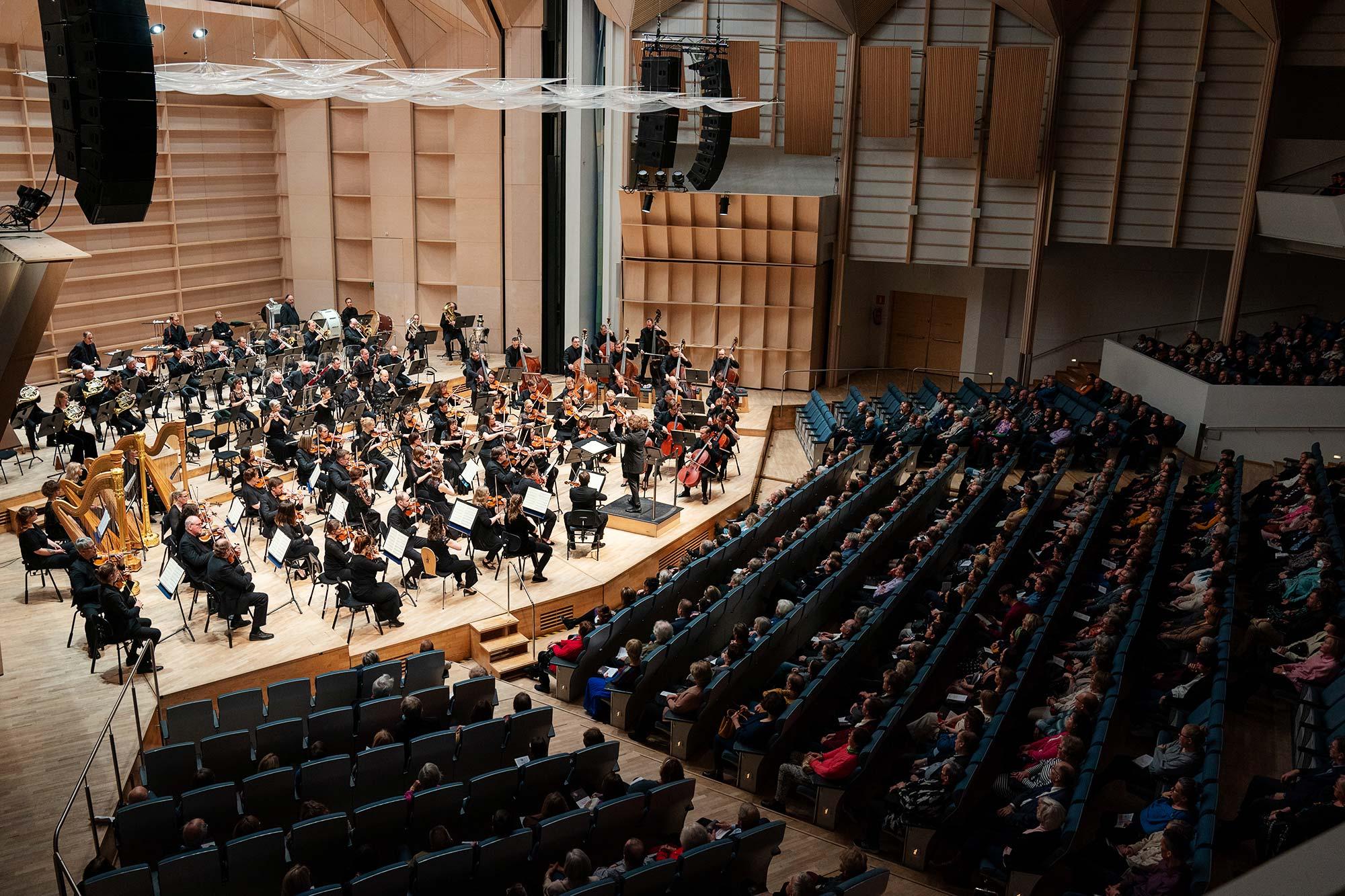 Tampere Filharmonia esiintymässä isossa konserttisalissa yleisölle.